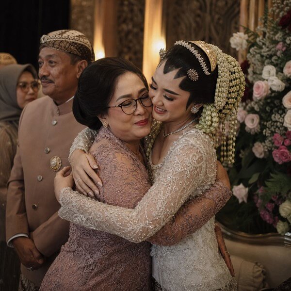 Contoh foto tamu di album pernikahan — momen resepsi 3